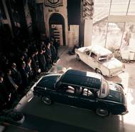 Škoda 1000 MB představovala v roce 1964 naprostou revoluci. Poprvé totiž v Mladé Boleslavi přišli s autem, které mělo koncepci "vše vzadu". Pro vůz vznikla nová továrna a ještě první Fabia dostala motory vzdáleně spřízněné právě s "embéčkem". Vše bylo navíc podtrženo líbivým vnějším designem a velkým vnitřním prostorem. Snímek je z roku 1965.