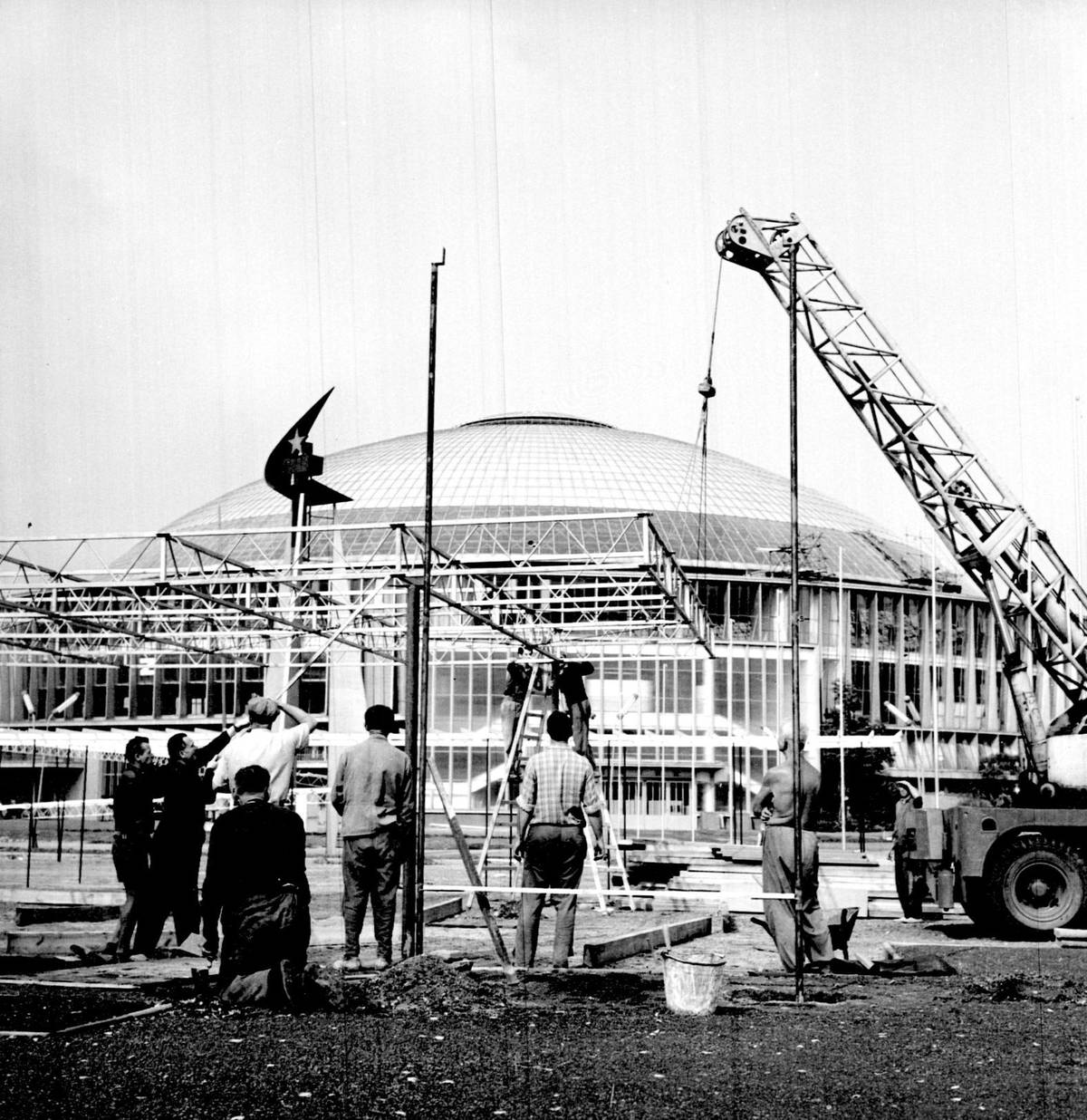 První ročník Mezinárodního strojírenského veletrhu se na brněnském výstavišti konal v roce 1959, předcházela mu Výstava českého strojírenství. Dominantou brněnského výstaviště se stal pavilon Z, který byl dokončený právě včas pro první ročník strojírenského veletrhu. Ten vrátil moravskou metropoli na světovou mapu a stal se i pro celý východní blok důležitou světovou výstavou.