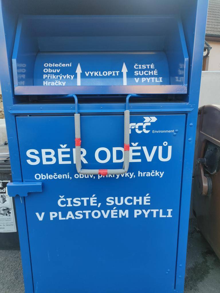U obecního úřadu je nově umístěn kontejner na oděvy.  Odkládat zde můžete oblečení, obuv, přikrývky a hračky.  Vše čisté a zabalené v plastovém pytli.