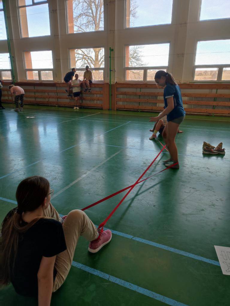 S dívkami jsme se v tělocviku vrátily o pár let zpět a trénovaly skákání přes gumu. Vzpomínáte?