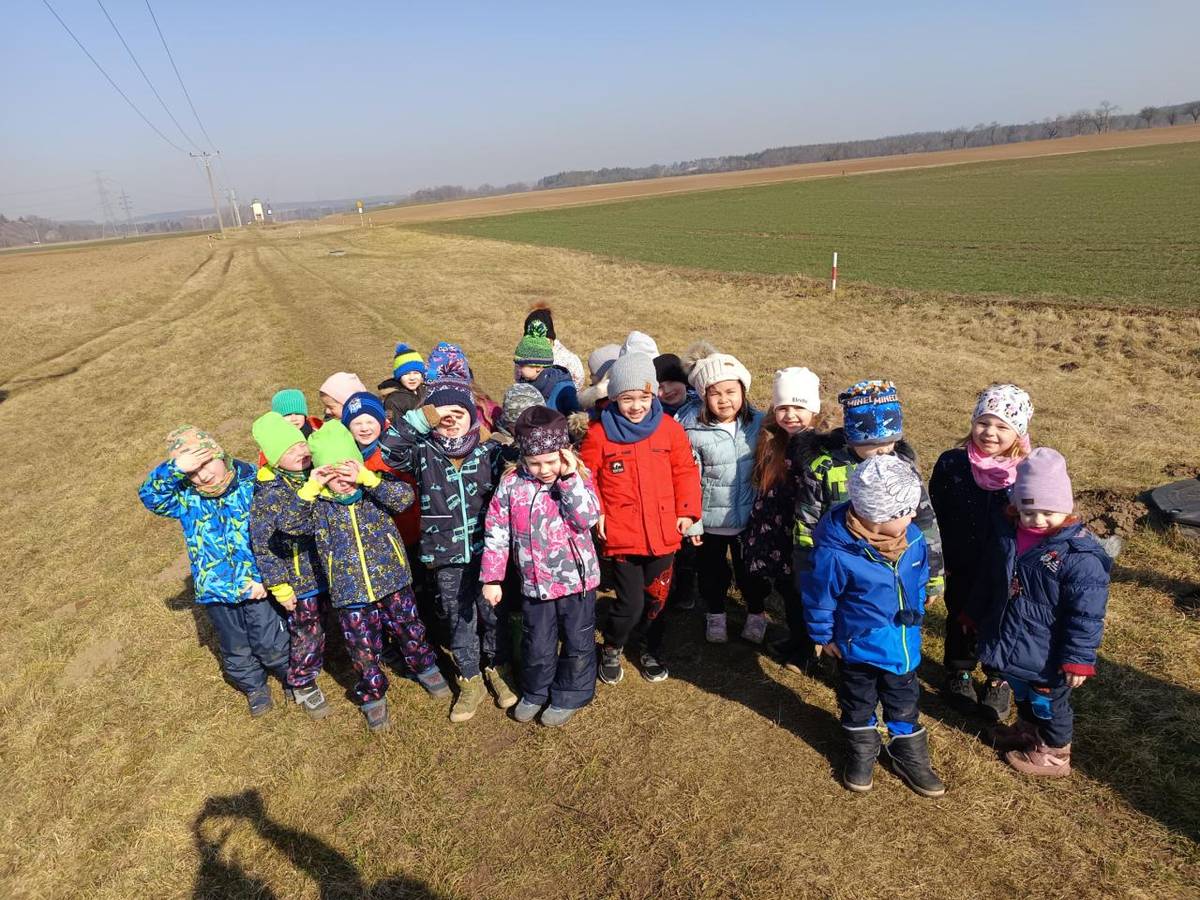 V týdnu s knihou jsme kromě kouzelníka navštívili společně místní knihovnu. Začátky jarního počasí jsme trávili na procházkách v nejbližším okolí