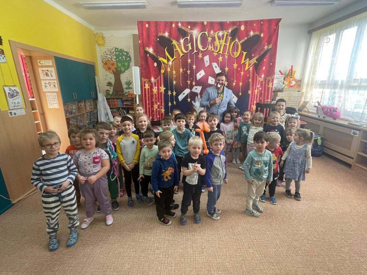 Na začátku Března nás ve školce navštívil kouzelník Reno, který jako zlatý hřeb vytáhl králíka z klobouku :-)