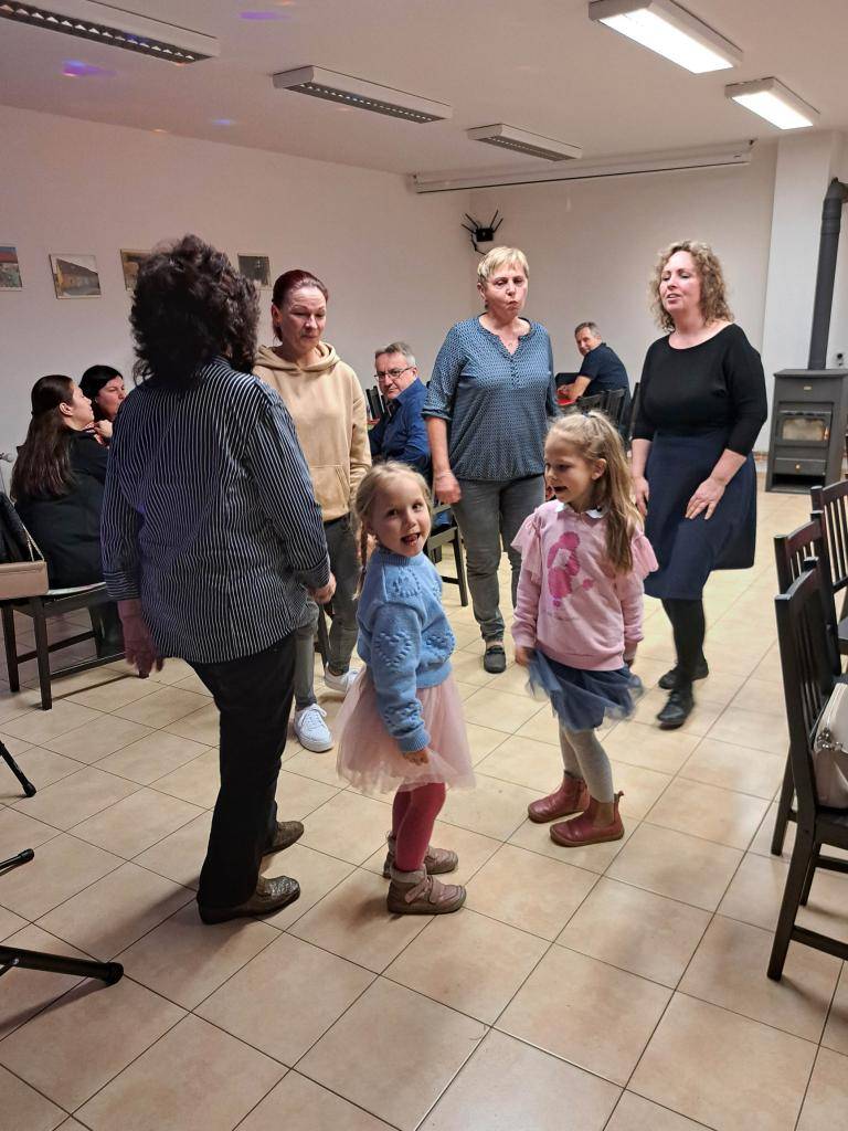 V naší obci se konala každoroční oslava Mezinárodního dne žen. Všechny ženy obdržely kytičku. K tanci a poslechu hrála a zpívala zpěvačka Very. Tradiční brilantní zábavné vystoupení místních mužů letos bohužel chybělo, ale už teď se na ně těšíme na příští rok.