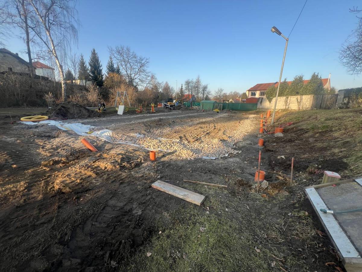 Výstavba nového víceúčelového hřiště na sokolském hřišti.