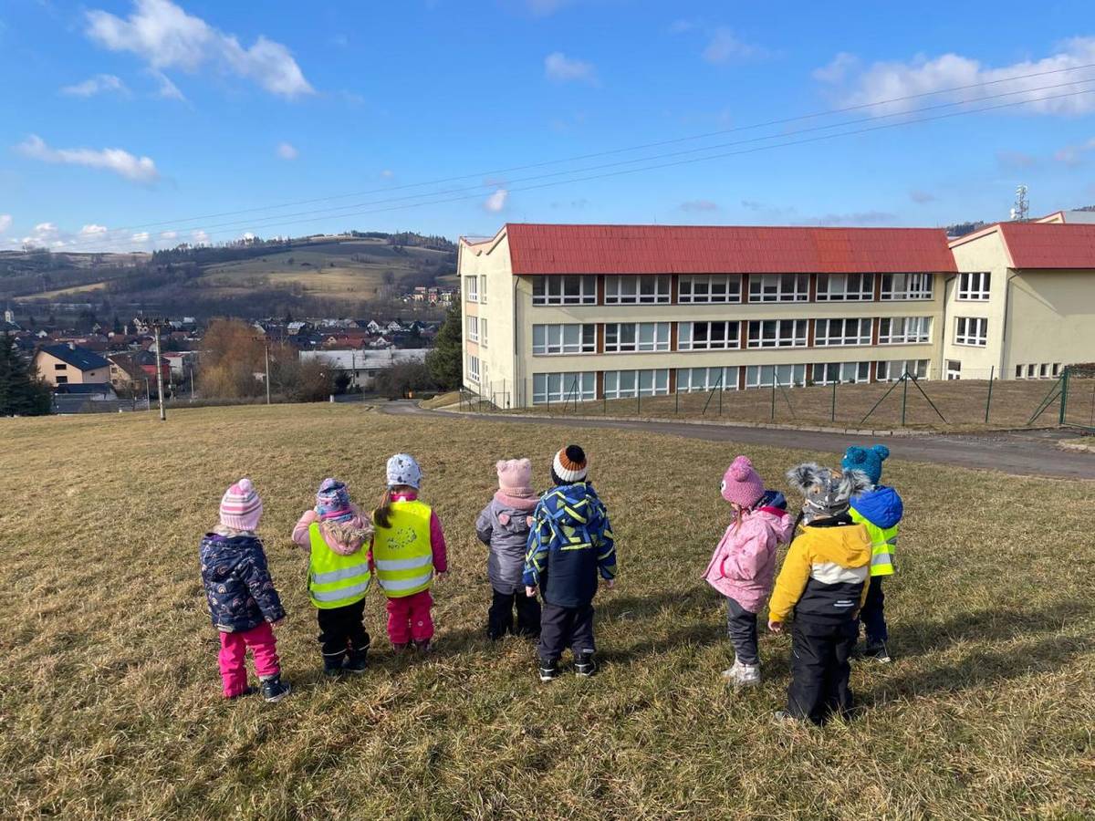 ,,Barvy, barvičky, barvičky chci znát,  pojďte zpívat, pojďte si dál hrát.  Žlutá patří sluníčku, zahřeje nás trošičku,  a co ještě žluté je, to chci slyšet od tebe''
