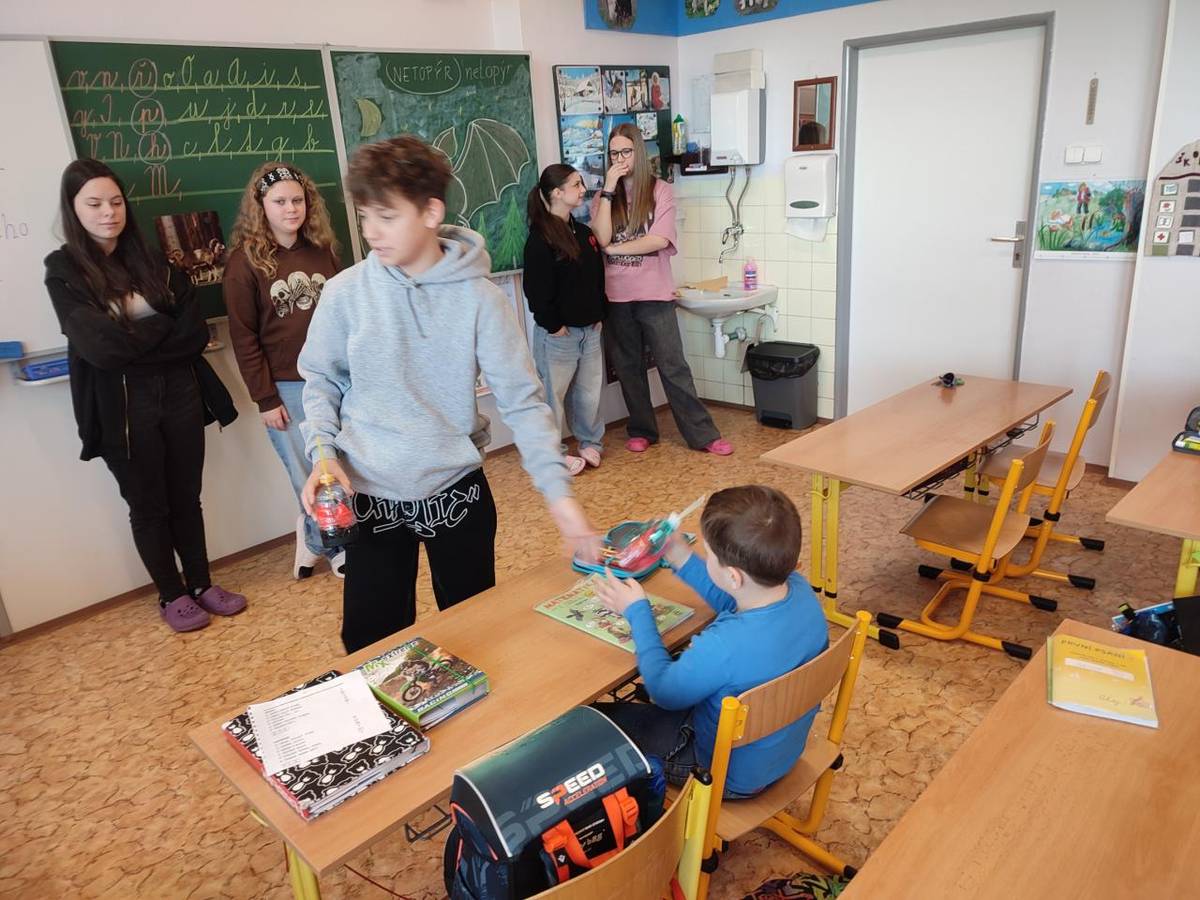 Žáci osmé třídy představili v první třídě dýchací soustavu s modely plic.