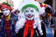 Kolín nad Rýnem, Německo: Karneval je v plném proudu. Veselí a barevné masky zaplavily ulice během tradičního Rosenmontagu.