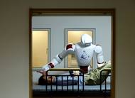 Tokio, Japonsko: Humanoidní robot AIREC předvádí pokročilé pečovatelské dovednosti v laboratoři Wasedovy univerzity.