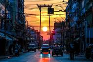 Bangkok, Thajsko: Západ slunce nad obří houpačkou Sao Chingcha dodává Bangkoku podmanivou atmosféru.