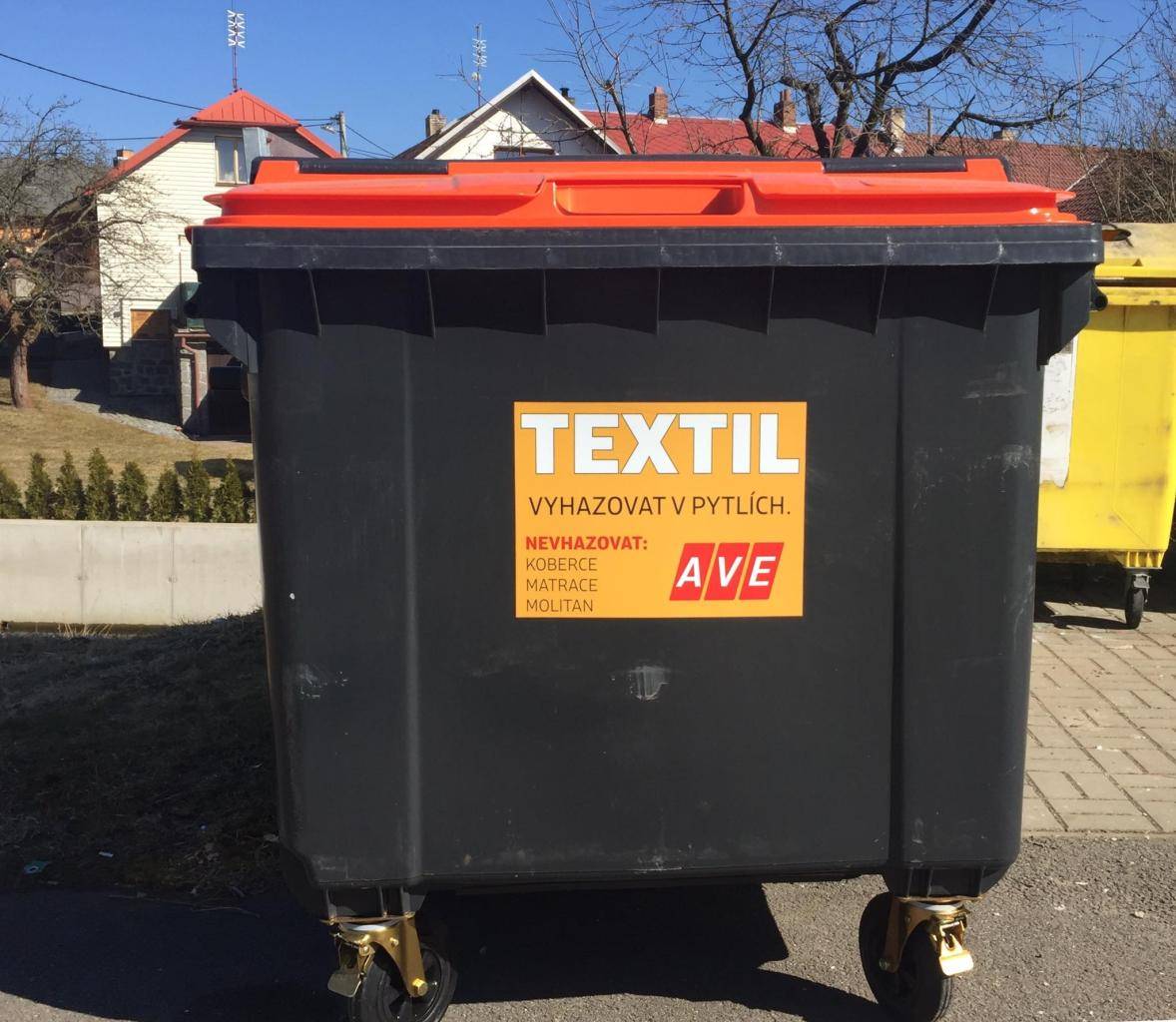 Kontejner na textil je nově umístěn na sběrném místě na točně autobusu. Odpadní textil je třeba vyhazovat v pytlích!   Nevhazujte prosím koberce, matrace, molitan.