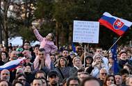 Protestující na demonstraci proti vládě v Bratislavě