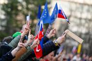 Protestanti s vlajkami EU a Slovenska na protestu proti vládě