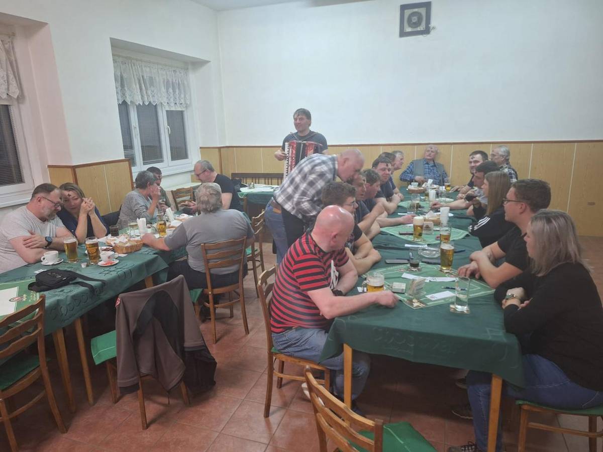 Dne 5.3.2025 následovala po masopustním veselí popeleční středa v hostinci v Pláních v doprovodu harmonikáře Libora Opatrného.