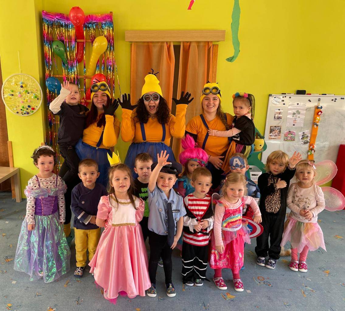 Karneval tu dneska máme,  na obličej masku dáme.  Pojď si s námi zatančit,  budem spolu skotačit!