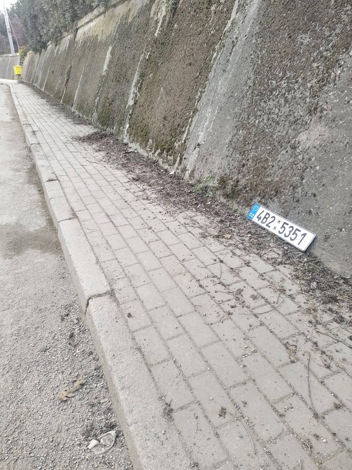 Na cestě v obci Hluboké Dvory nalezena registrační značka auta: 4B2 5351.