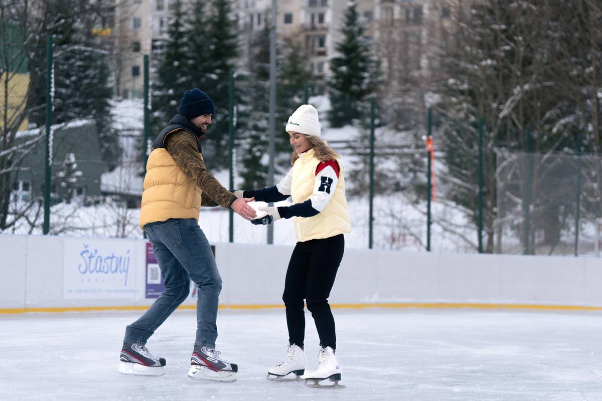 Provoz městského kluziště byl k dnešnímu dni ukončen. Děkujeme všem, kteří si u nás v této sezóně užili bruslení, a těšíme se na vás opět příští zimu! Přejeme vám krásné slunné dny. ⛸️❄️