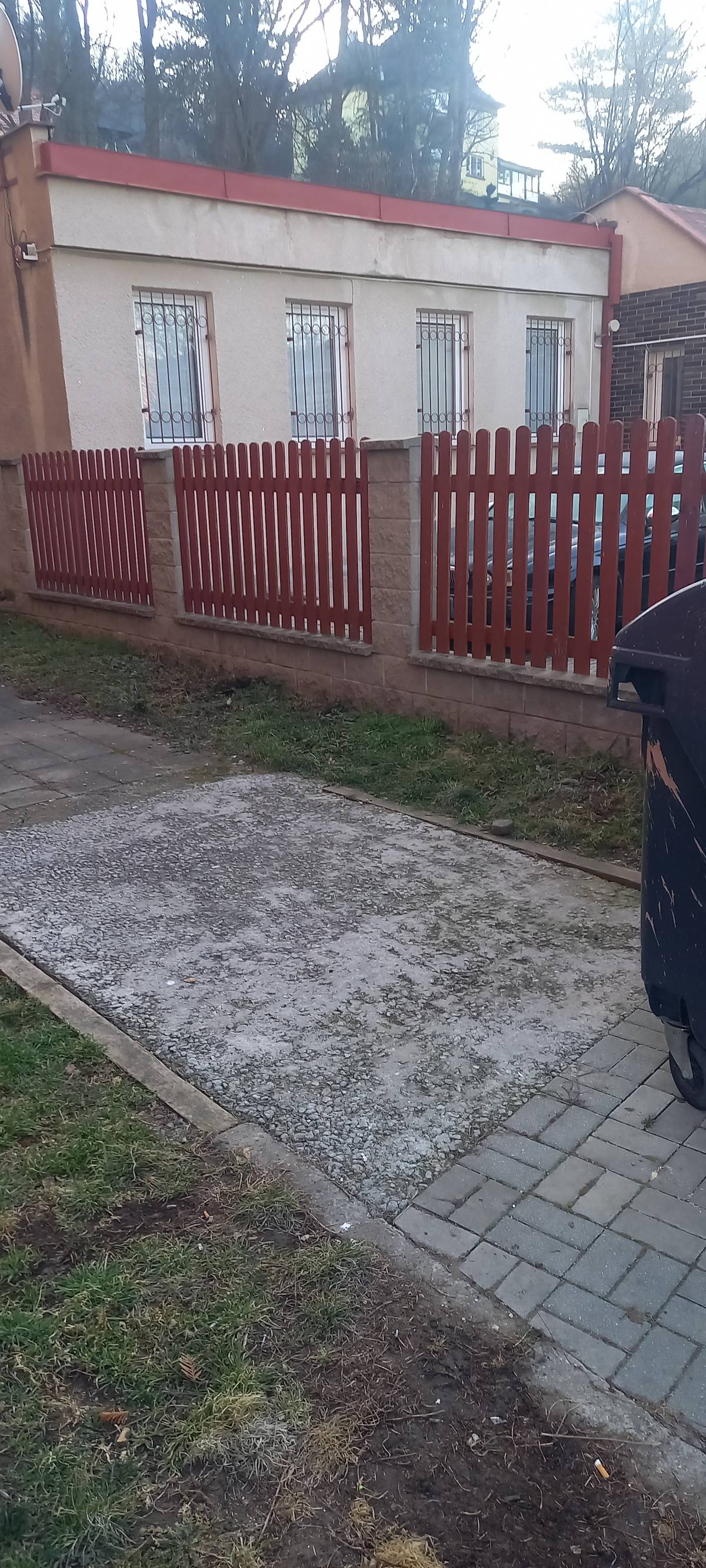 Městské technické služby odpad u kontejnerů odstranily.