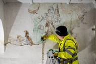 Restaurátor odkrývá barokní nástěnné malby v bývalém klášteře v Opočně