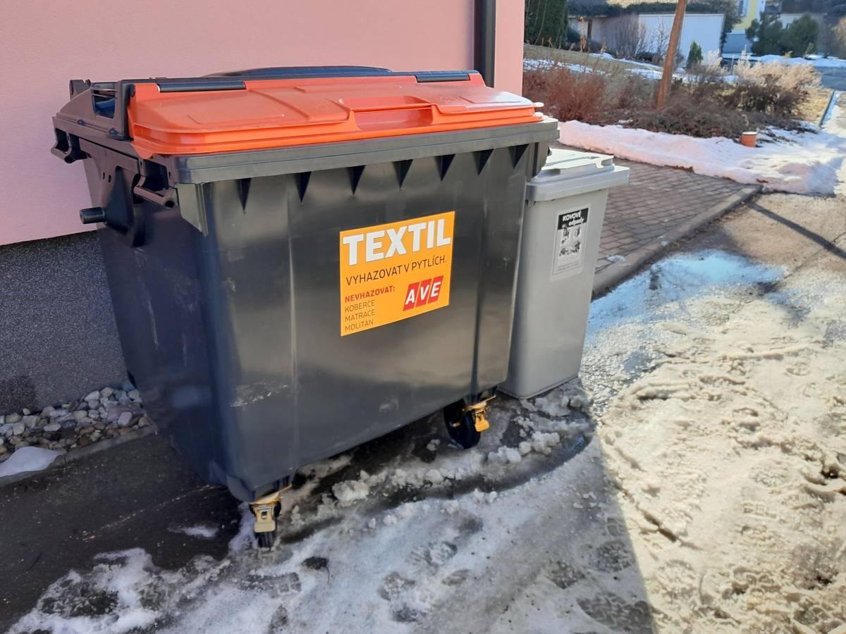 Informace pro občany obce. U prodejny potravin je  nově umístěn kontejner na použitý textil a popelnice na plechovky. Prosím o dodržování pokynů umístěných na kontejnerech. Stávající kontejner na textil od Diakonie Broumov bude odstraněn. Děkujeme