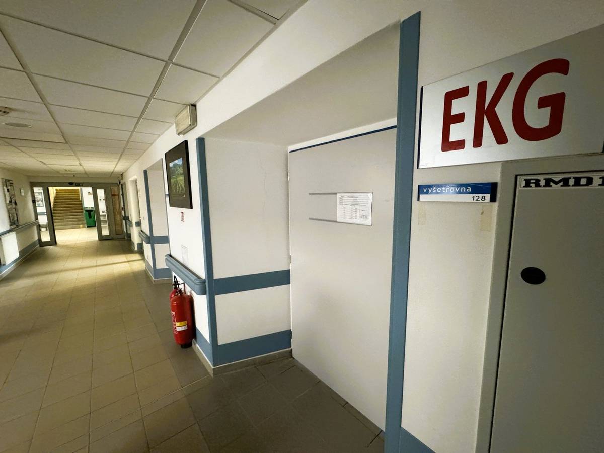 Od úterý 11. března 2025 se EKG v pelhřimovské nemocnici přesouvá do nových prostor, které se nacházejí stále v hlavní lůžkové budově v přízemí, nově však nalevo od vrátnice, konkrétně tedy mezi vrátnicí a radiologickým oddělením (rentgenem).   Ordinační doba zůstává stejná:  Pondělí až pátek: 7:00 – 15:30  Telefon: 565 355 284