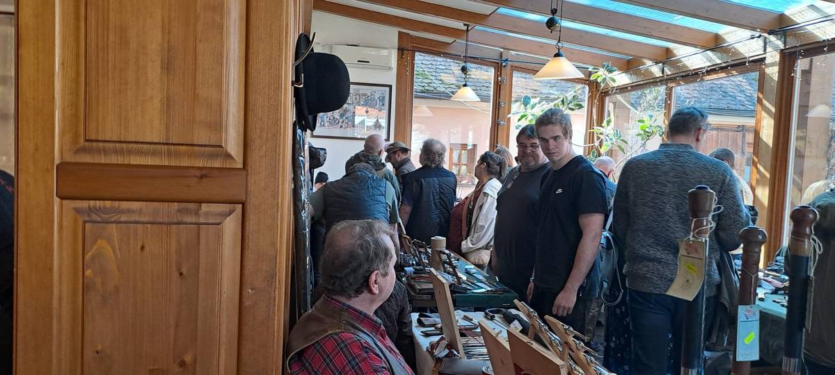 O víkendu proběhly v Černicích dvě akce a měly velký ohlas. U Koblížka se sešly ženy všeho věku na oslavu MDŽ. Jednalo se o premiéru v naší obci a zdá se, že další ročníky budou navazovat. V areálu restaurace U Matasů se konal již druhý ročník Výstavy nožů. I zde bylo mnoho návštěvníků a všichni si organizaci pochvalovali. Fotografie najdete na webu MO8 a video z MDŽ je k shlédnutí zde.