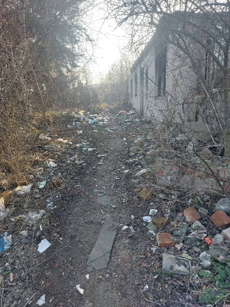 Majiteli nemovitosti byla zaslána výzva k odstranění černé skládky a zabezpečení pozemku. V případě, že nedojde ze strany majitele nemovitosti k nápravě, bude věc provedena na náklady města a následně budou finanční prostředky vymáhány po majiteli.