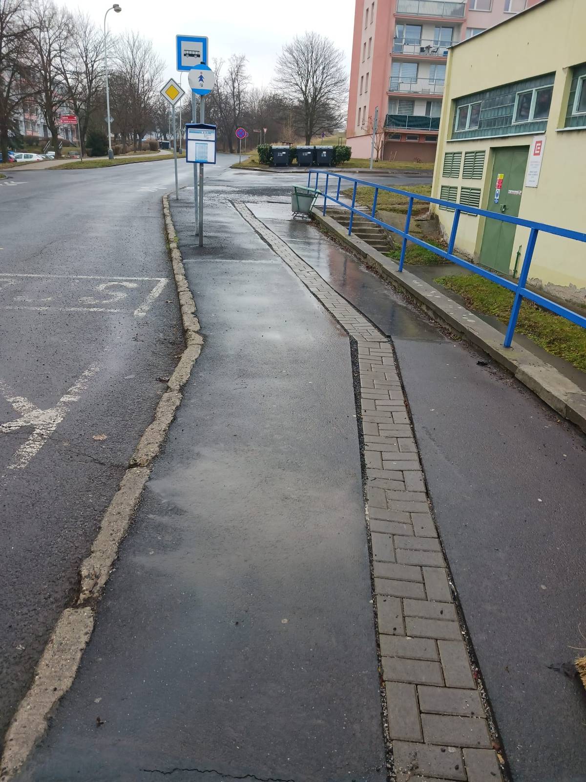 Městské technické služby provedly úklid soli z chodníku.