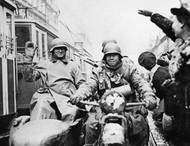 Němci žijící v Praze zdraví vojáky wehrmachtu.