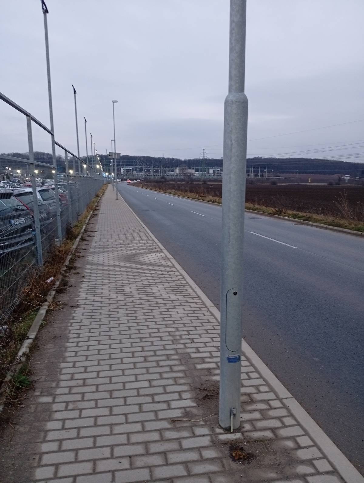 Dobrý den, Západní připojení je až do vybudování přivaděče dočasná komunikace. Je v soukromém vlastnictví developera a nachází se v k.ú. Čimice. Podněty je možné směřovat na vlastníka a příslušný odbor MČ Praha 8.