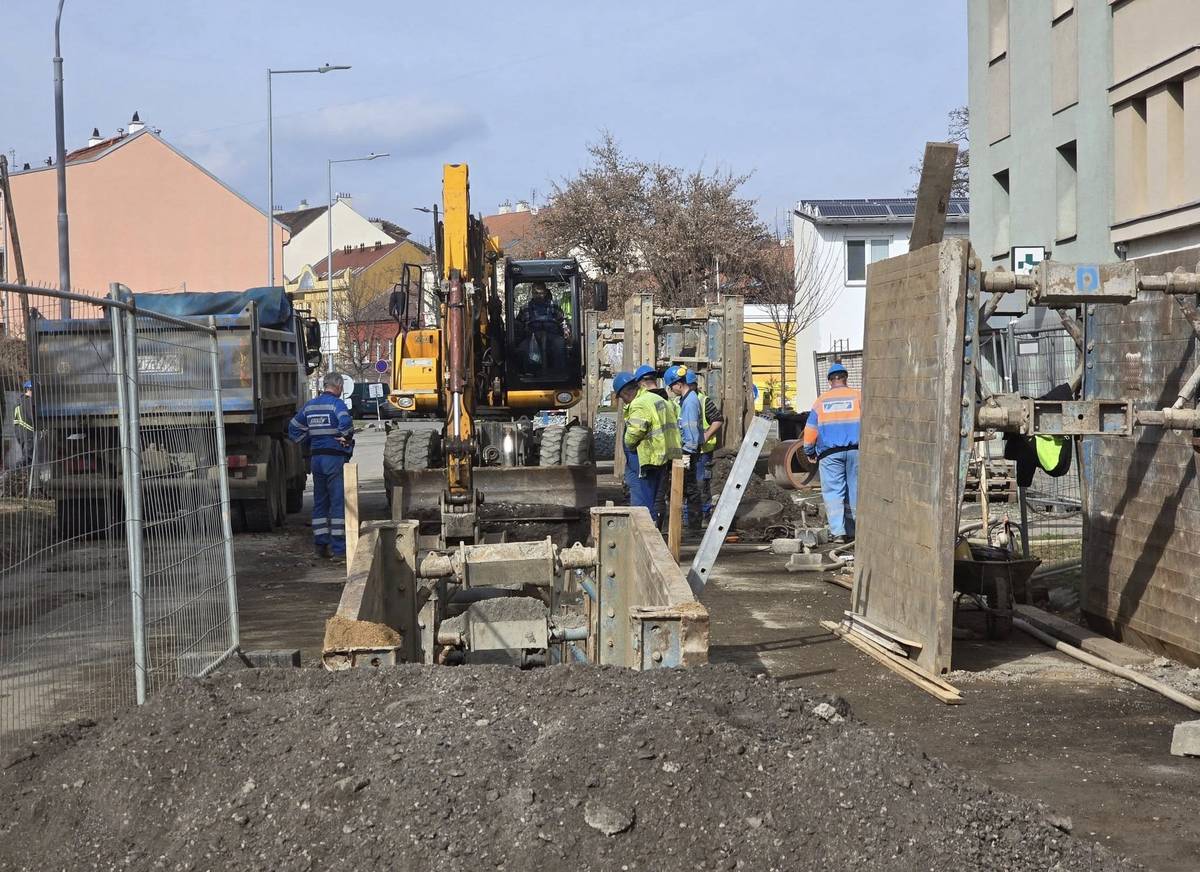 V souvislosti s rekonstrukcí vodovodu na ulici Komárovská dojde v úterý 25. března od 8 h ráno do cca 12 h k odstávce vodovodu bez náhradního zásobování. Brněnské vodárny a kanalizace prosí, abyste se na tento krátký čas předzásobili a omlouvají se za vzniklé komplikace.