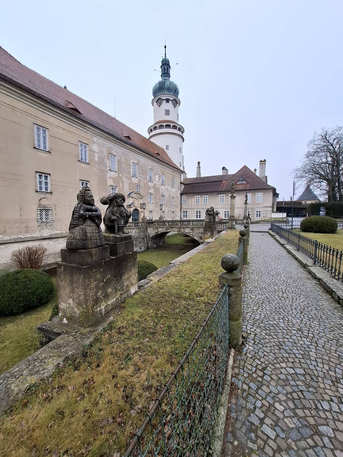 Vážení přátelé, dnes přinášíme tip na výlet na zámek v Novém Městě nad Metují🏰.  K vidění je zde aktuálně výstava figurek akčních hrdinů s interaktivní hernou a zavítat můžete i do nové čarodějnické kavárny s lahodným občerstvením 👌. Otevřeno: Pá - Ne / 10-16 hod. Přejeme pohodový víkend🌞. #obecprovodovsonov #aktuality #tipnavylet