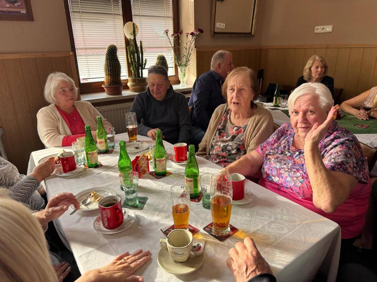 V neděli 9. 3. 2025 jsme společně v obci Úlice oslavili mezinárodní den žen za hudebního doprovodu Honzi Šimra ???? Pro všechny byl připraven výborný dortík a kávička a pro dámy také květina ????  Všem přítomným velice děkujeme za účast a příjemné odpoledne ????