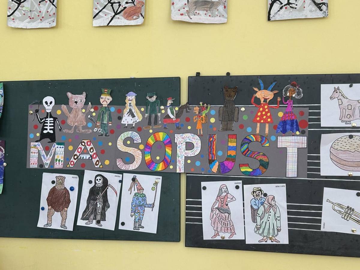 Čtvrťáci si připravili při výtvarné výchově masopustní masky a sdíleli si navzájem informace o tomto lidovém svátku
