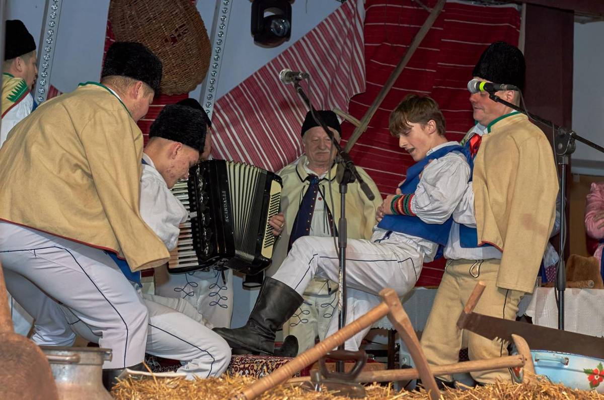 Fašiangový sprievod masiek a bohatý kultúrny program.