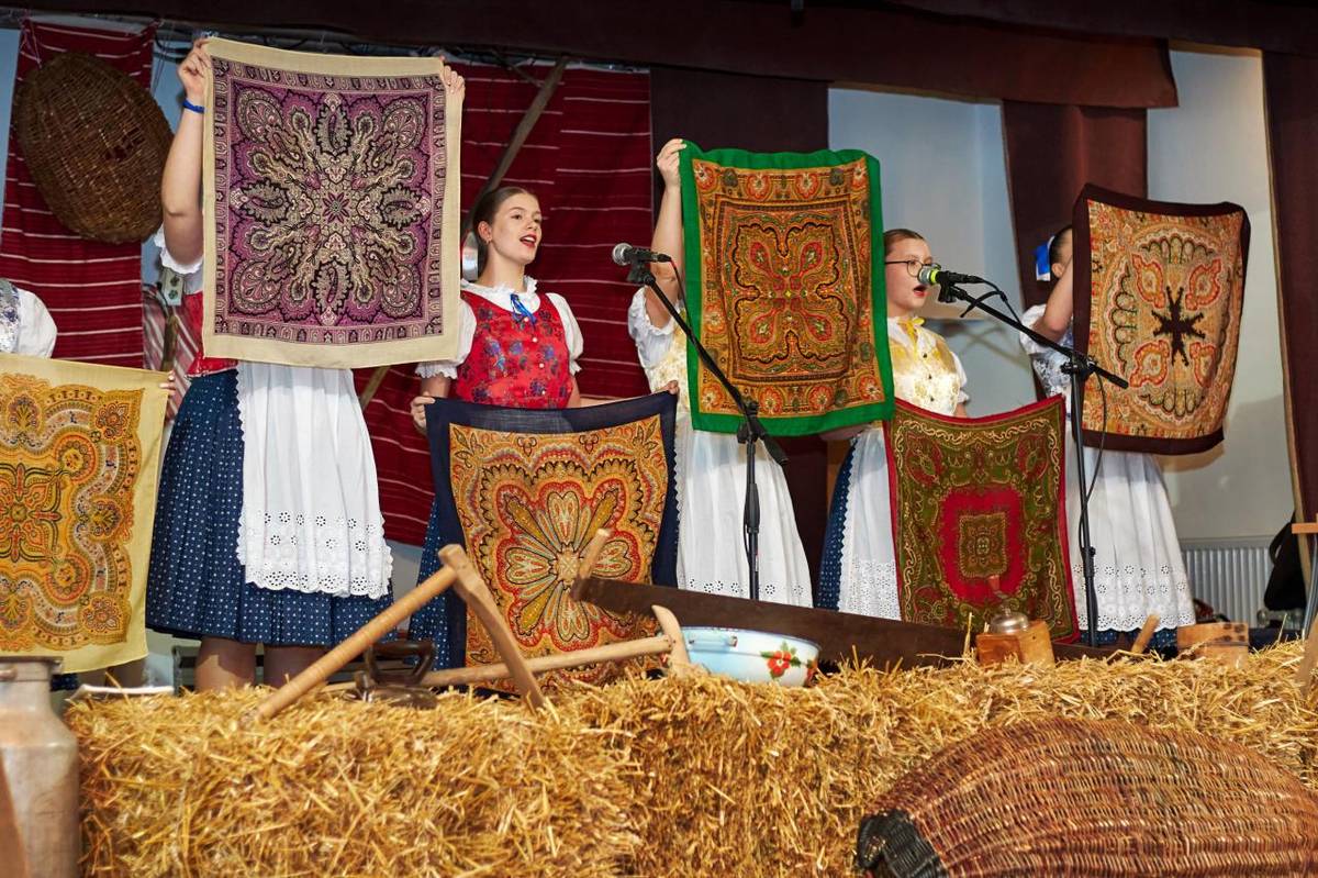 Fašiangový sprievod masiek a bohatý kultúrny program.