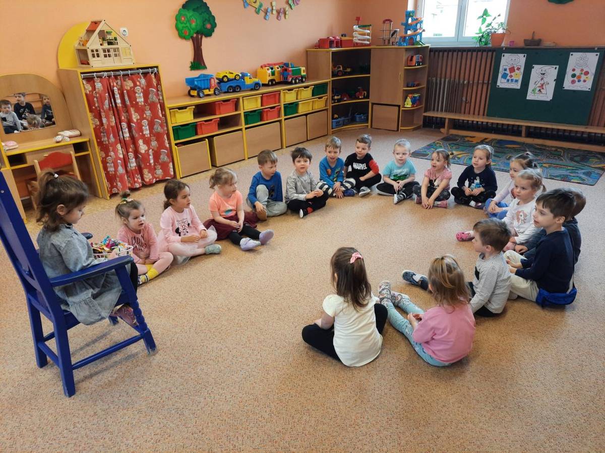 Děti slaví a přivolávají jarní paprsky