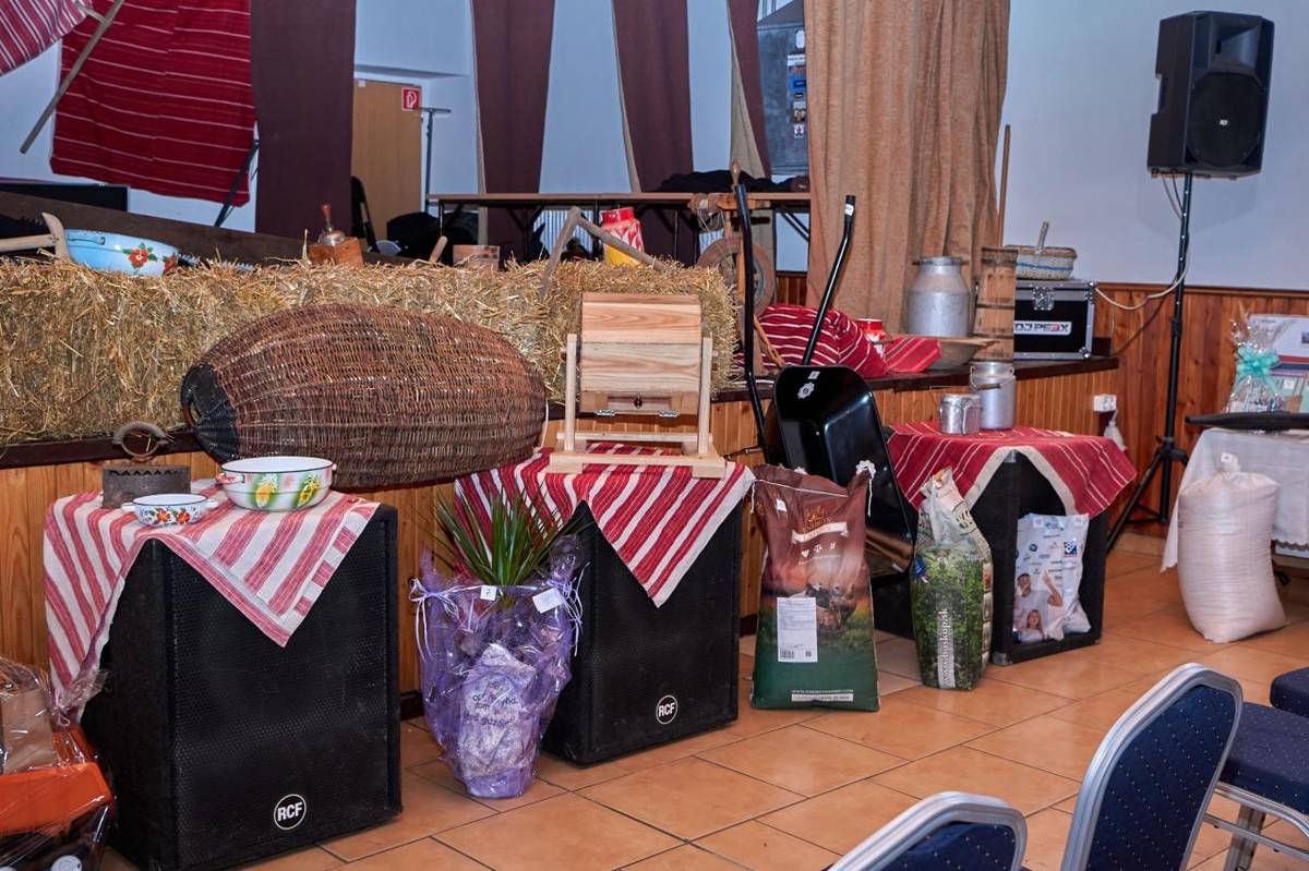 Fašiangový sprievod masiek a bohatý kultúrny program.