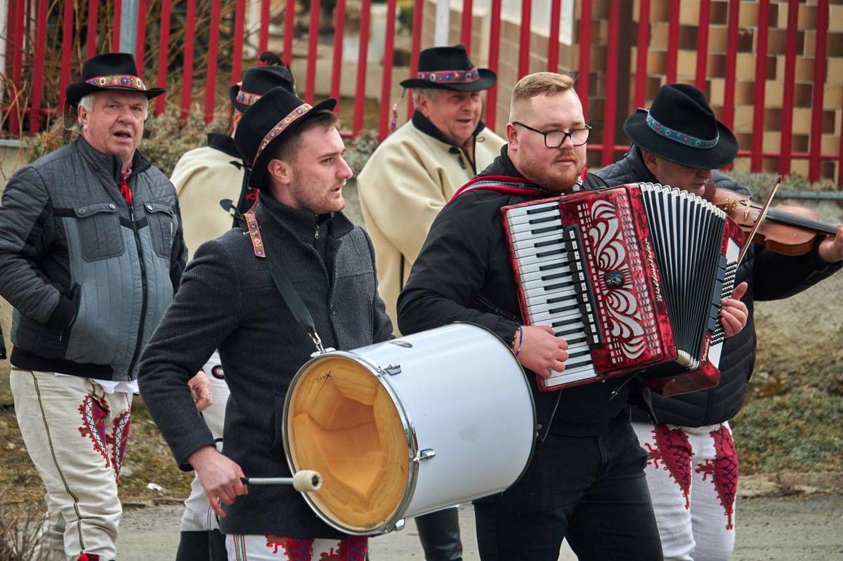 Fašiangový sprievod masiek a bohatý kultúrny program.