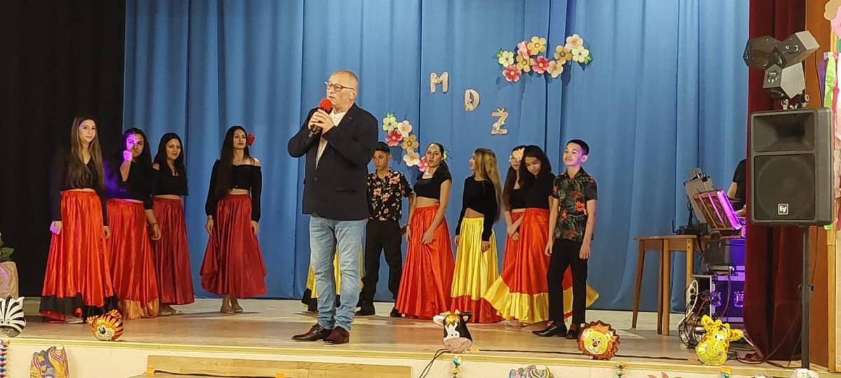 V obci sme si opäť pripomenuli medzinárodný deň žien, ktorý bol spojený s karnevalom detí z miestnej škôlky a školy.