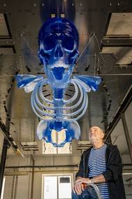 K výrobě monumentální plastiky, která je zřejmě největší svého druhu na světě, využili skláři starobylou techniku tavení skla do formy.