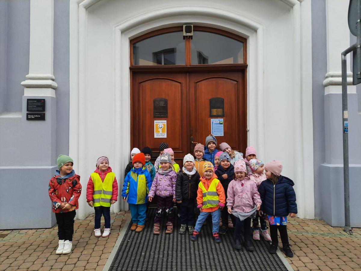 Kuřátka navštívila knihovnu.  Dramatizace pohádky O veliké řepě.