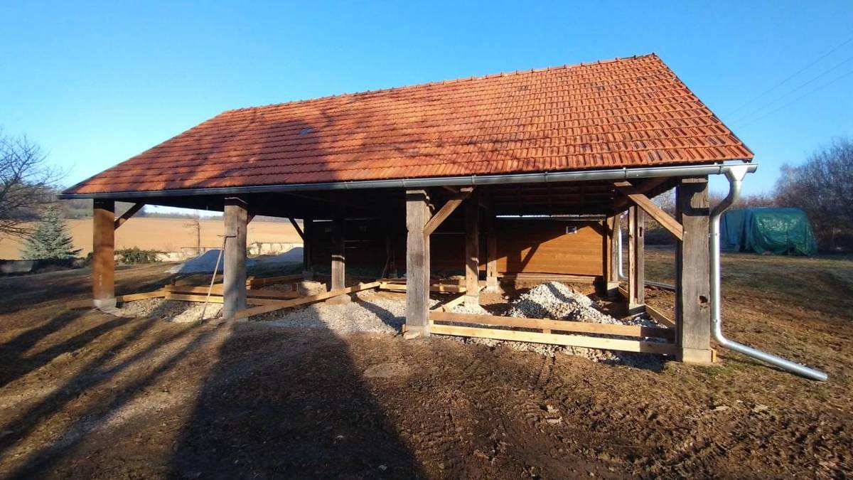 V sobotu 8.3.2025 proběhla další brigáda. Ve farní stodole se začala pokládat podlaha srovnáním a zhutněním štěrkových vrstev, čistěním starých cihel a jejich položením na 1/3 plochy. Kdo by mohl darovat starší použité cihly na další část podlahy,  kontaktujte prosím pana Kuchaře Aleše, či mne.