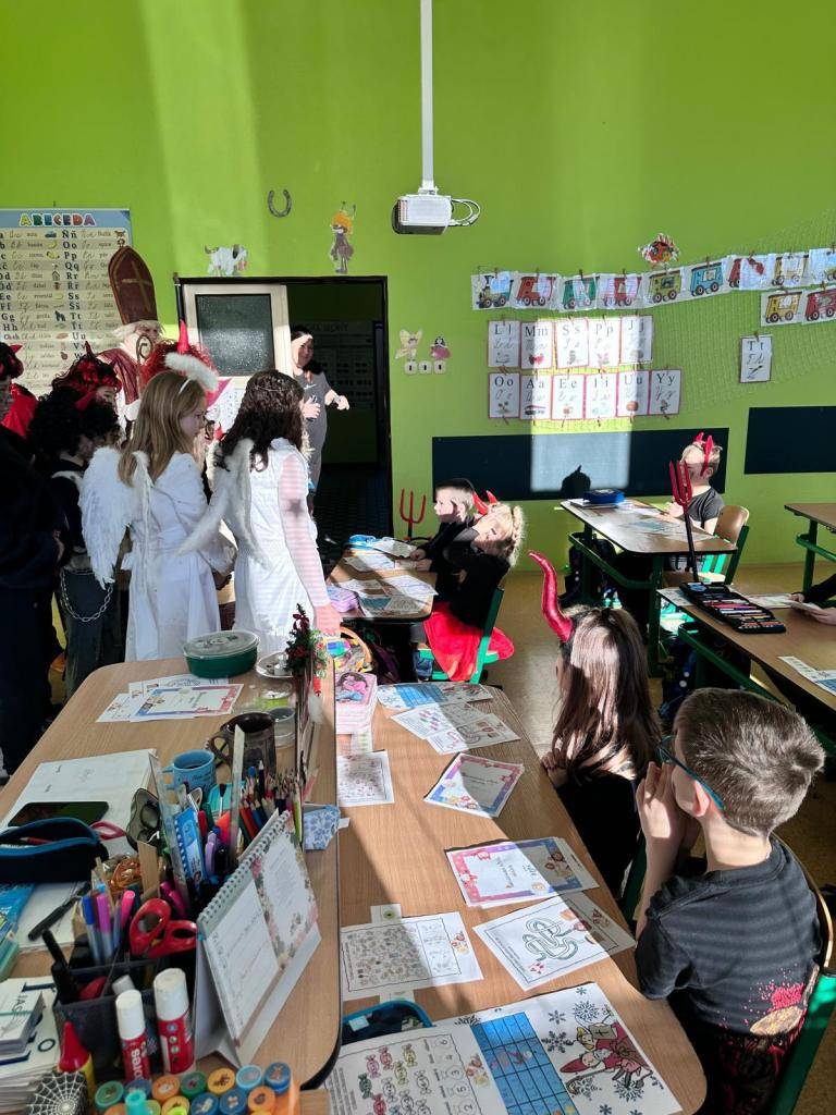5.12. se u nás po škole proběhlo pár čertů. Naštěstí tu byli i hodní andílci a Mikuláš.