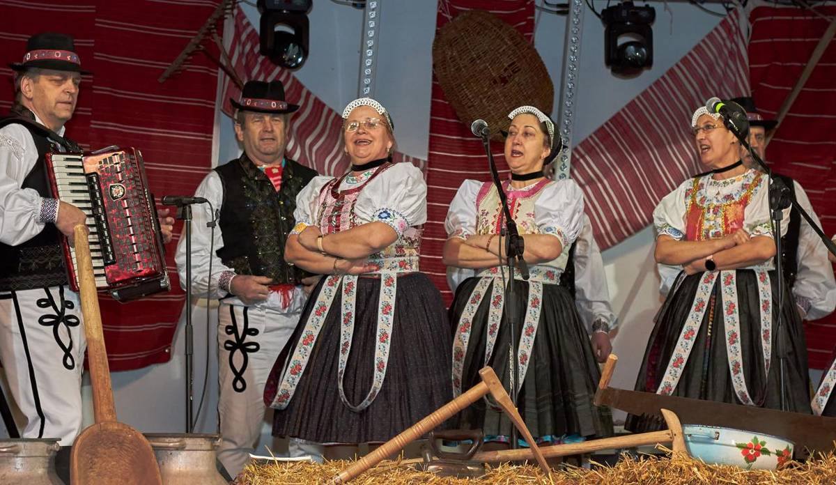 Fašiangový sprievod masiek a bohatý kultúrny program.