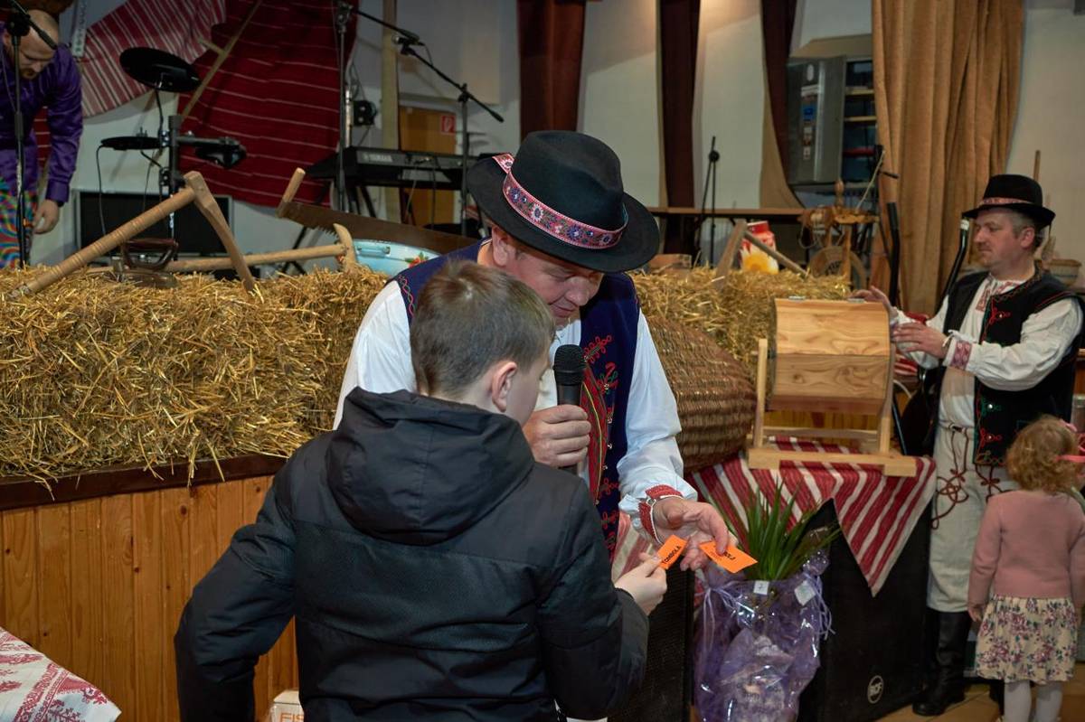 Fašiangový sprievod masiek a bohatý kultúrny program.