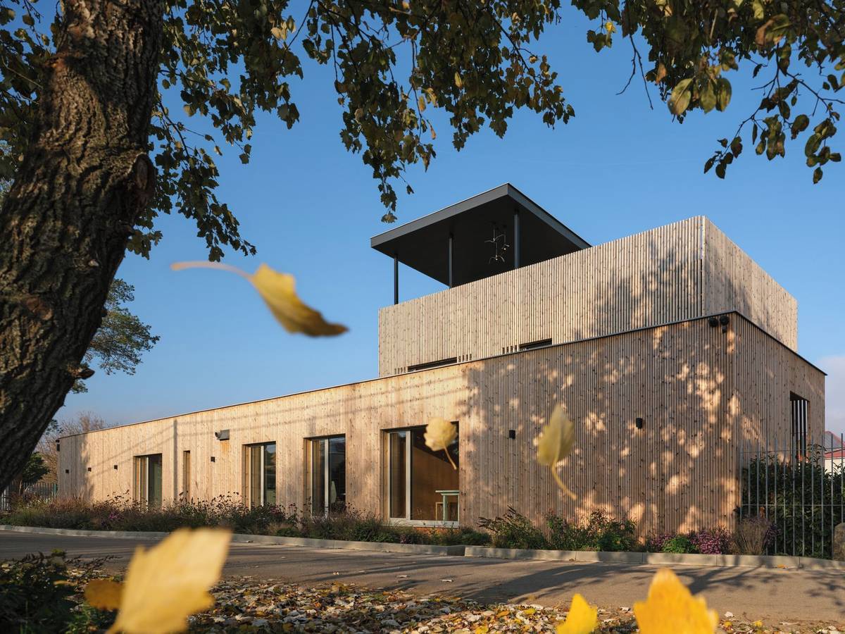 Energetickou soběstačnost zajišťují fotovoltaické panely s bateriemi a systémem tepelných čerpadel vzduch-vzduch.