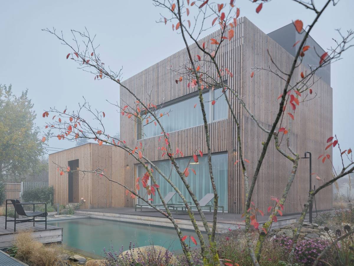 Velkoplošná prosklení propojují interiér s venkovní zelení a zároveň umožňují přirozené vyhřívání prostor.