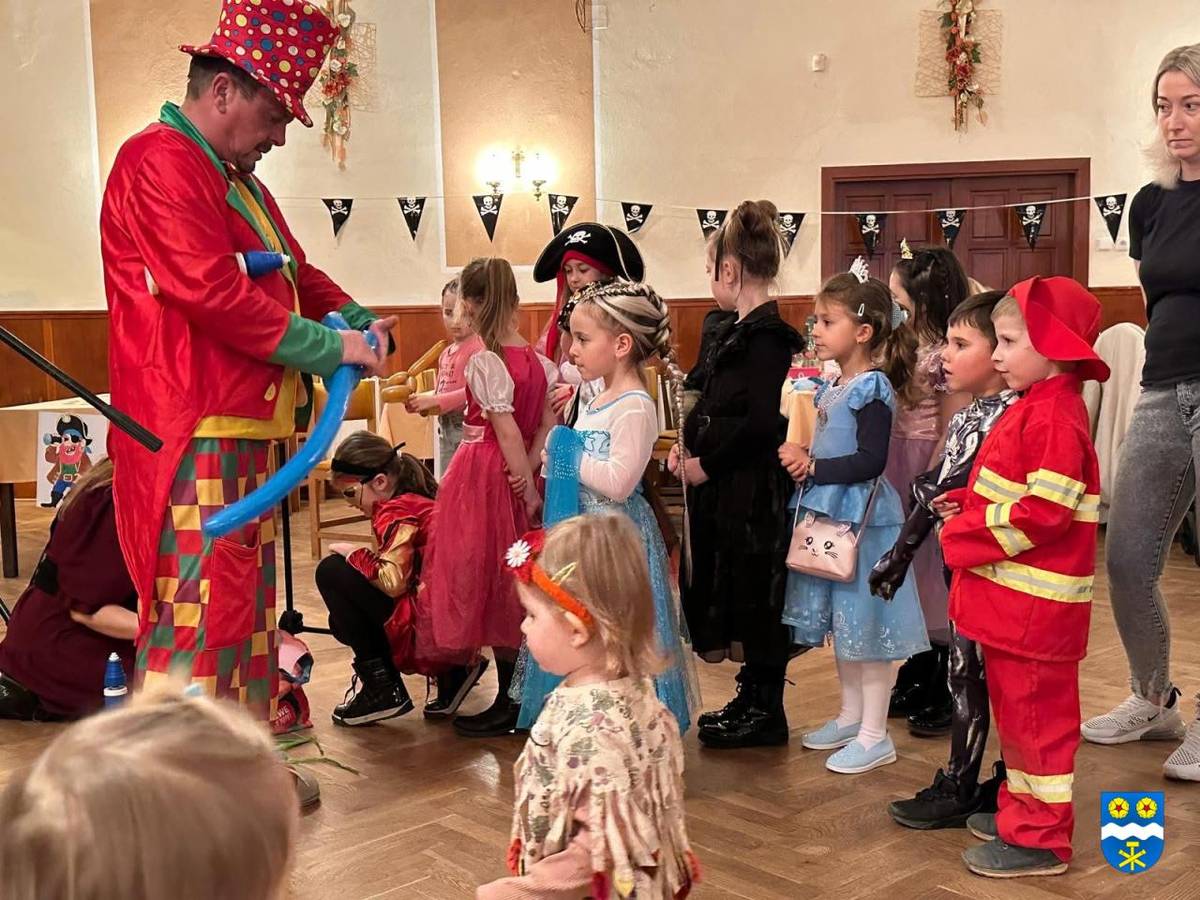 Tradiční maškarní ples s klauny z balónkova byl tento rok v pirátském stylu.