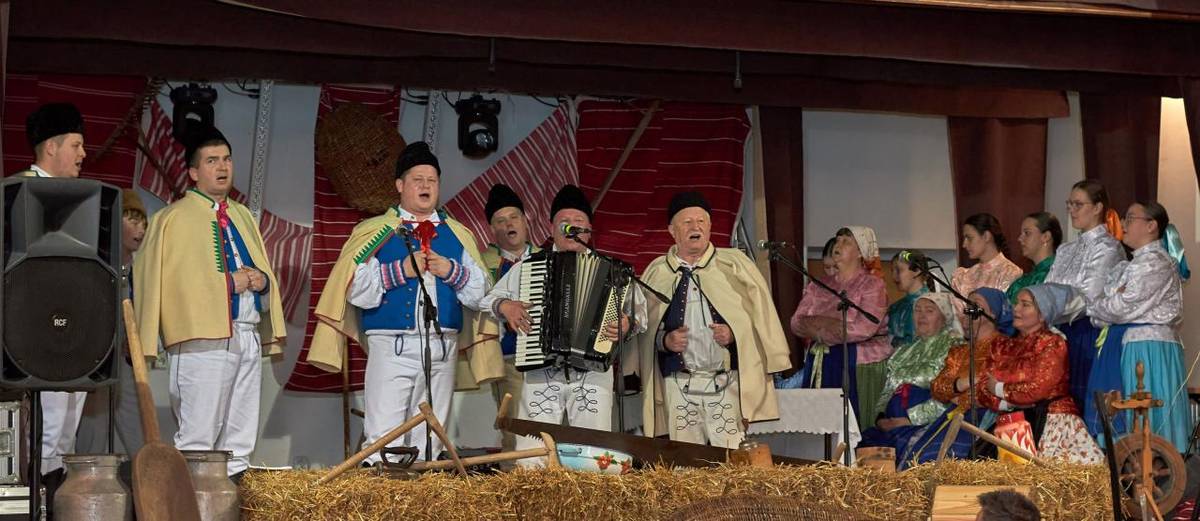 Fašiangový sprievod masiek a bohatý kultúrny program.