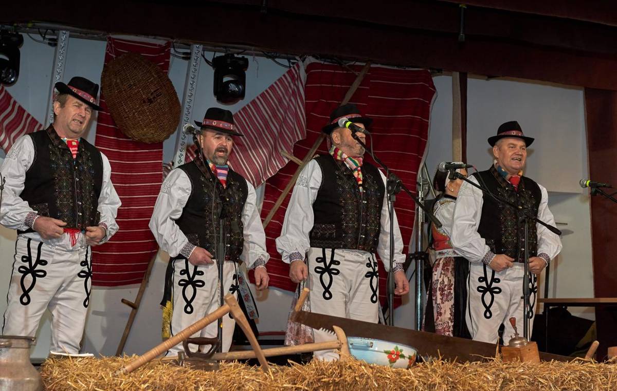 Fašiangový sprievod masiek a bohatý kultúrny program.